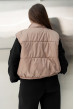 Вкорочений жилет кольору капучино — 962929. Maritel. Зображення 2 Вкорочений жилет кольору капучино — 962929. Maritel. Зображення 2