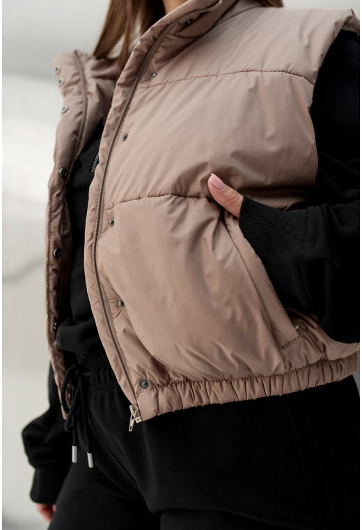 Вкорочений жилет кольору капучино — 962929. Maritel. Зображення 4 Вкорочений жилет кольору капучино — 962929. Maritel. Зображення 4