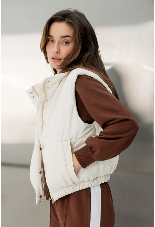 Молочный укороченный жилет —  301295. Maritel. Изображенние 1 Молочный укороченный жилет —  301295. Maritel. Изображенние 1