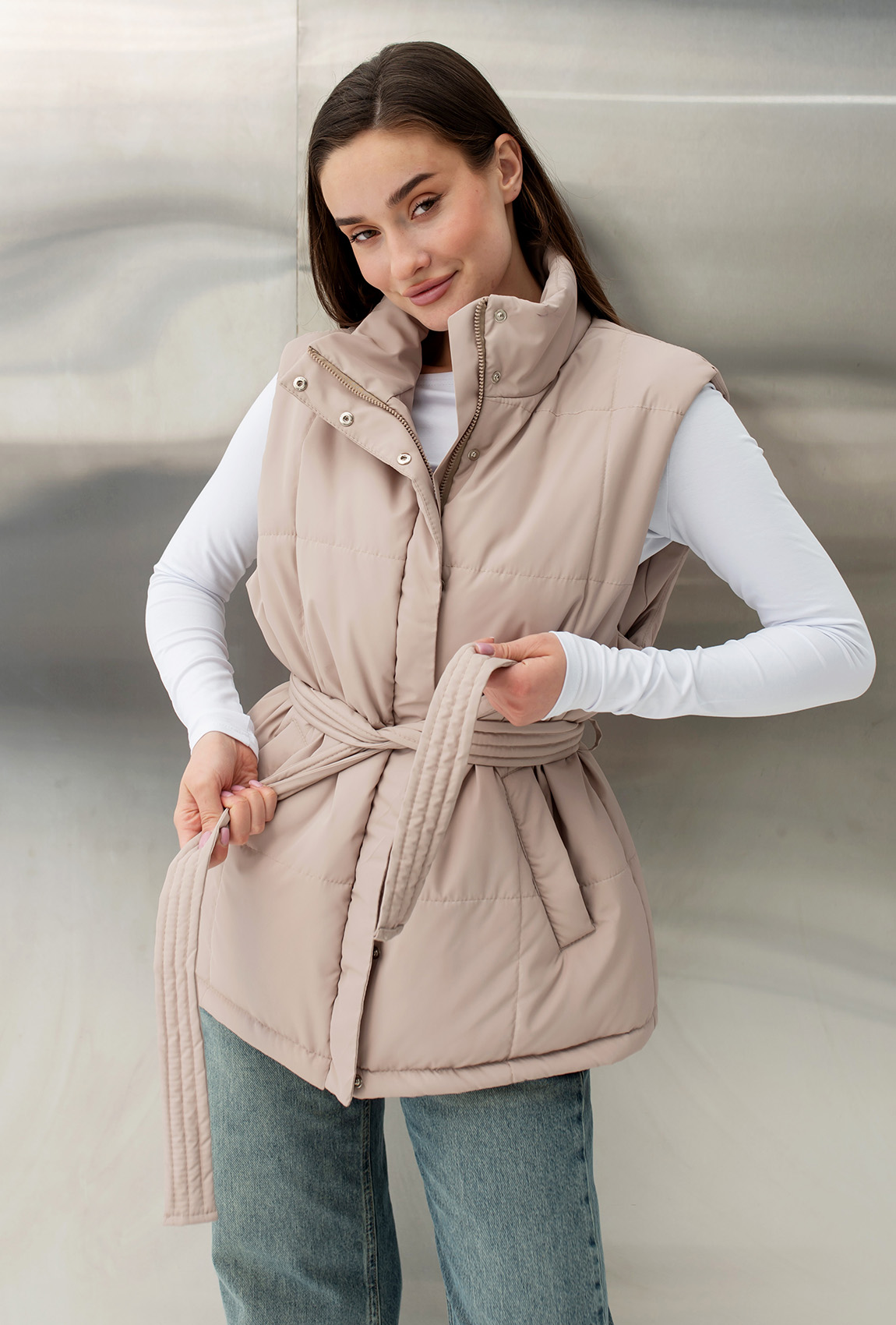 Бежевая весенняя жилетка —  525127. Maritel. Изображенние 1 Бежевая весенняя жилетка —  525127. Maritel. Изображенние 1