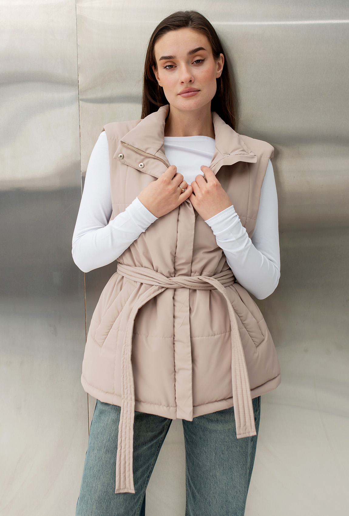 Бежевая весенняя жилетка —  525127. Maritel. Изображенние 3 Бежевая весенняя жилетка —  525127. Maritel. Изображенние 3