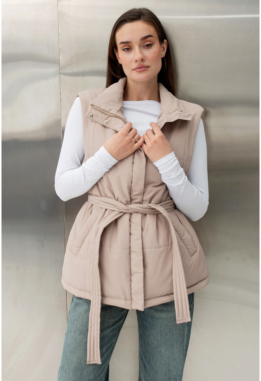 Бежевая весенняя жилетка —  525127. Maritel. Изображенние 3 Бежевая весенняя жилетка —  525127. Maritel. Изображенние 3