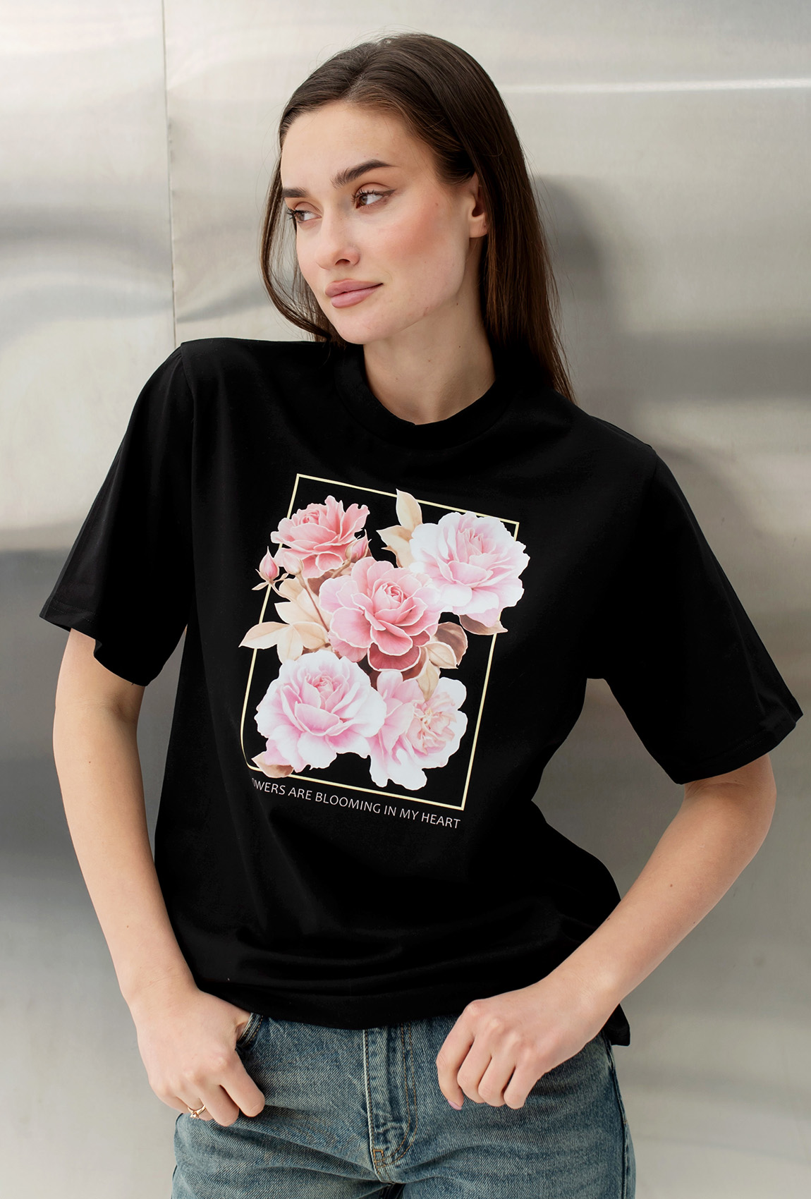 Черная футболка цветы —  959624. Maritel Черная футболка цветы —  959624. Maritel