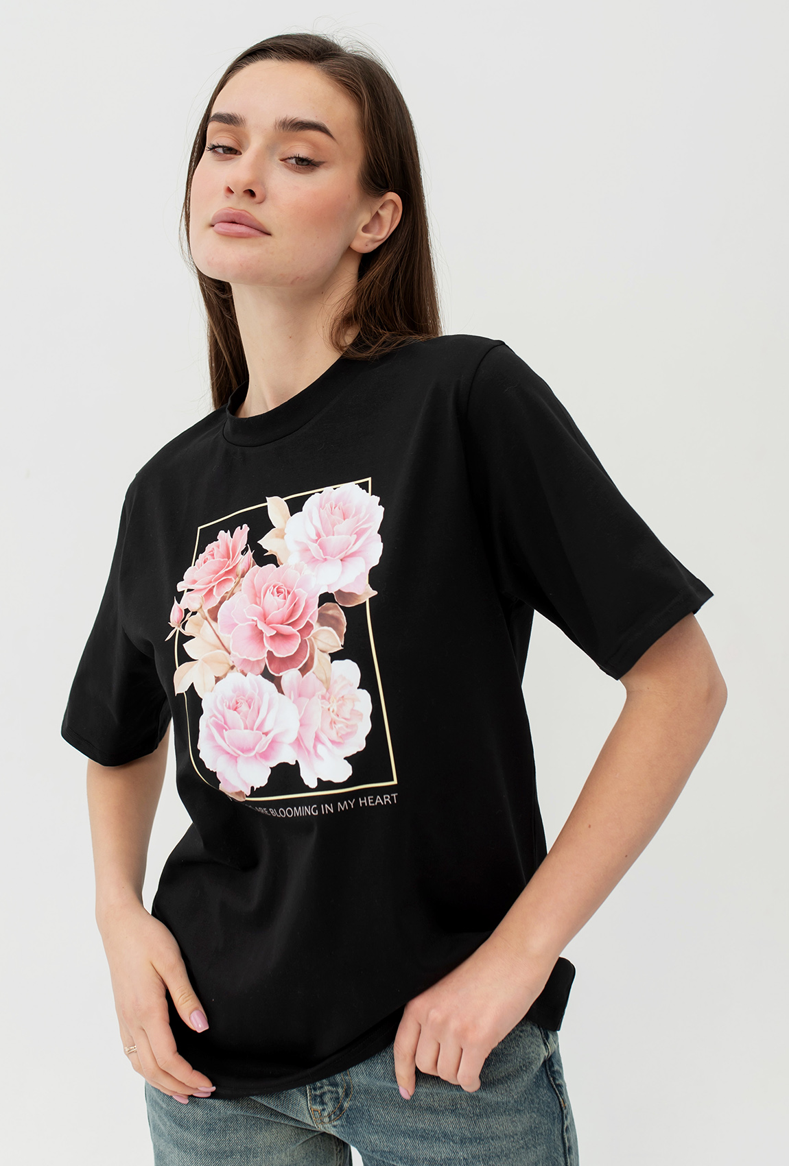 Черная футболка цветы —  959624. Maritel. Изображенние 2 Черная футболка цветы —  959624. Maritel. Изображенние 2