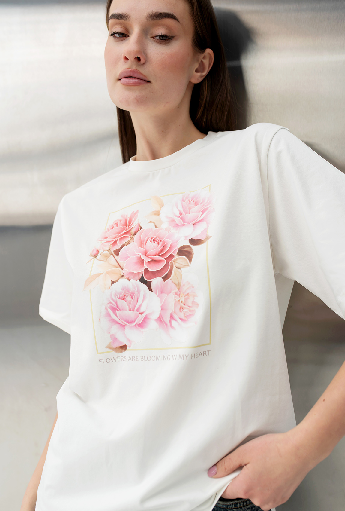 Молочная футболка цветы —  895117. Maritel. Изображенние 3 Молочная футболка цветы —  895117. Maritel. Изображенние 3