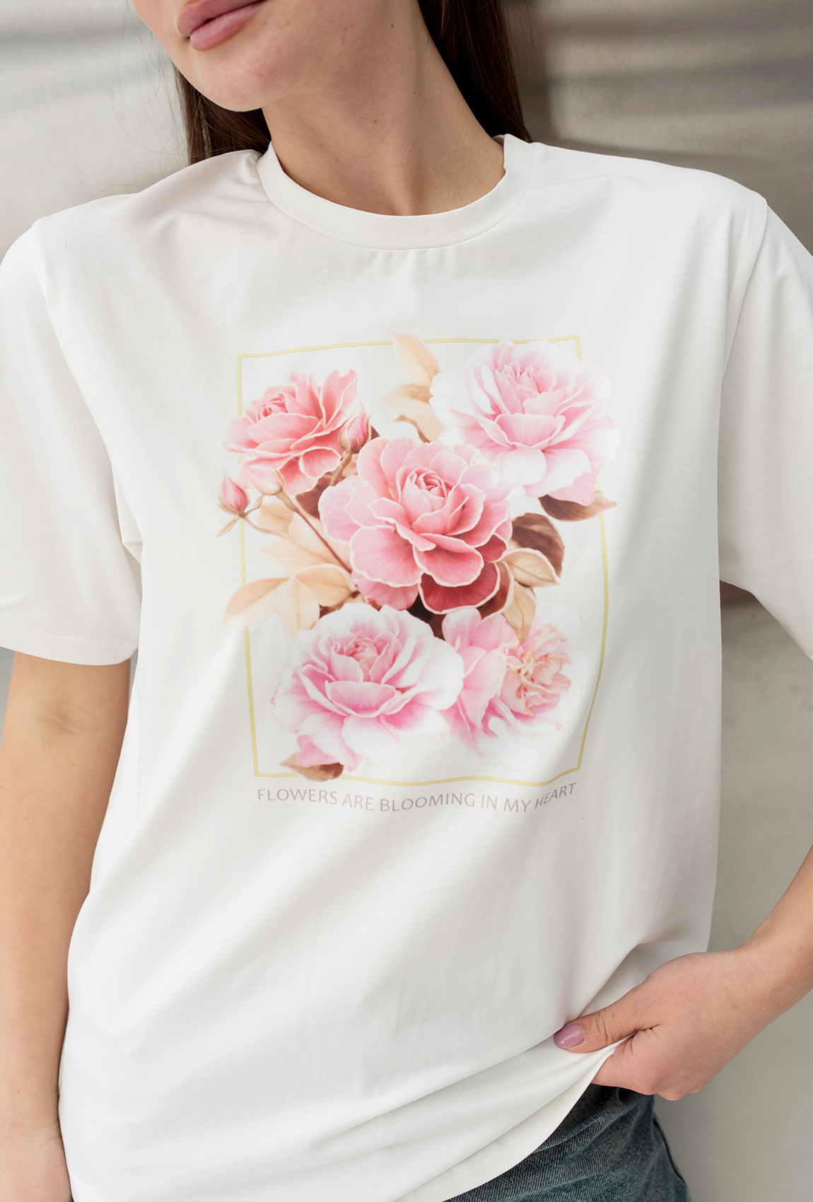 Молочная футболка цветы —  895117. Maritel. Изображенние 4 Молочная футболка цветы —  895117. Maritel. Изображенние 4