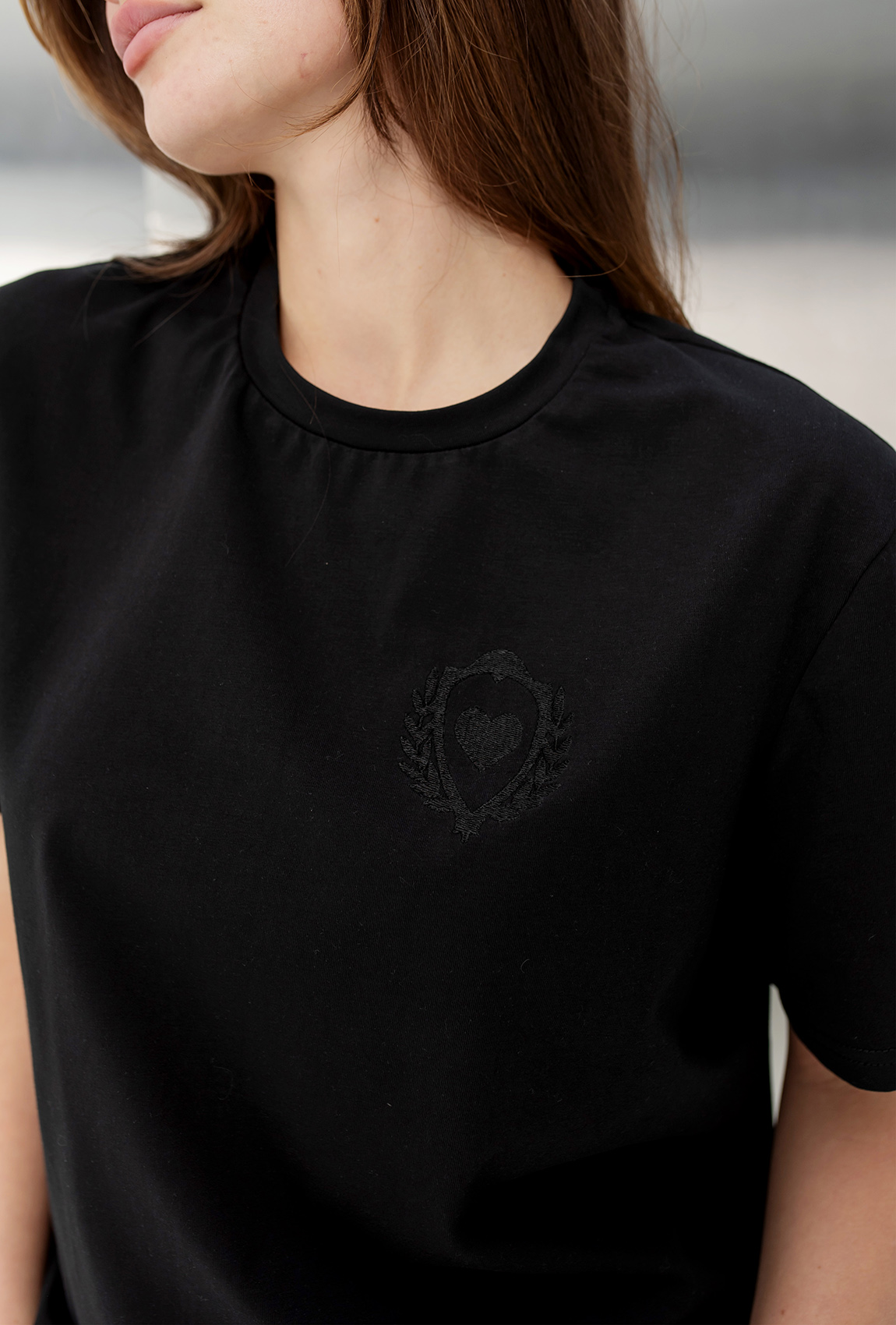 Чорна футболка з вишивкою Secret —  388518. Maritel. Зображення 3