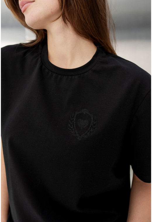 Чорна футболка з вишивкою Secret — 388518. Maritel. Зображення 3 Чорна футболка з вишивкою Secret — 388518. Maritel. Зображення 3