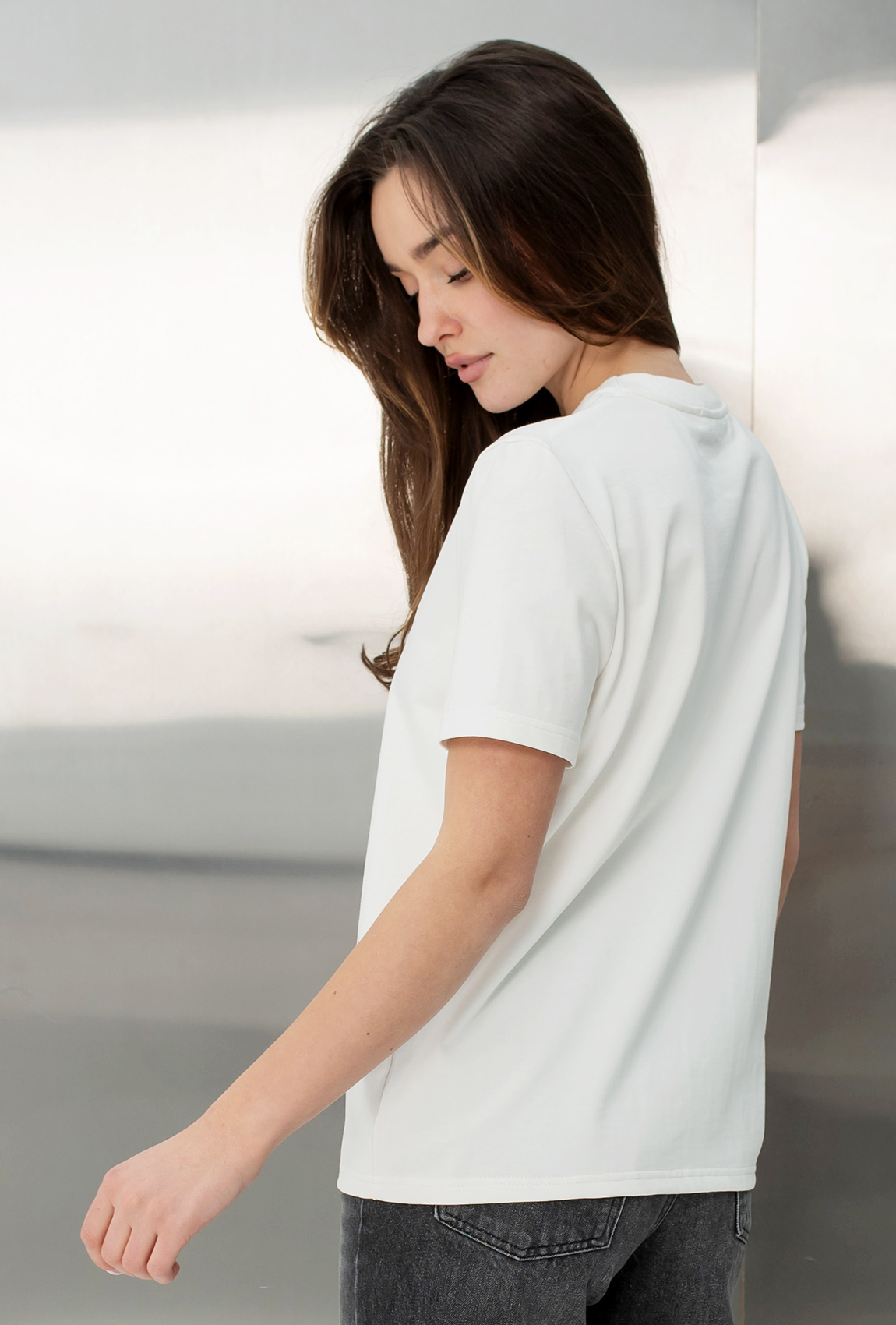 Молочна футболка з вишивкою Secret — 716090. Maritel. Зображення 1 Молочна футболка з вишивкою Secret — 716090. Maritel. Зображення 1