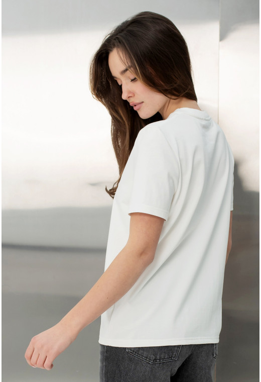 Молочна футболка з вишивкою Secret — 716090. Maritel. Зображення 1 Молочна футболка з вишивкою Secret — 716090. Maritel. Зображення 1