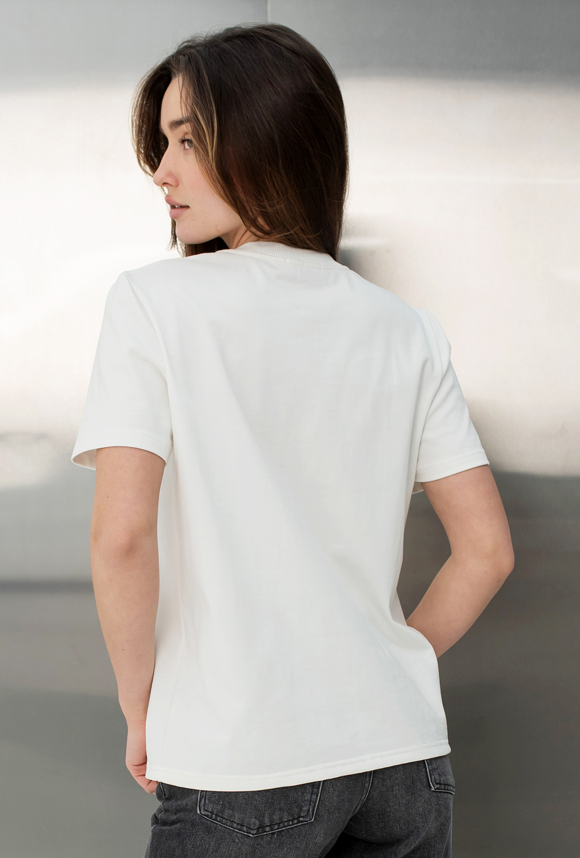 Молочна футболка з вишивкою Secret — 716090. Maritel. Зображення 2 Молочна футболка з вишивкою Secret — 716090. Maritel. Зображення 2