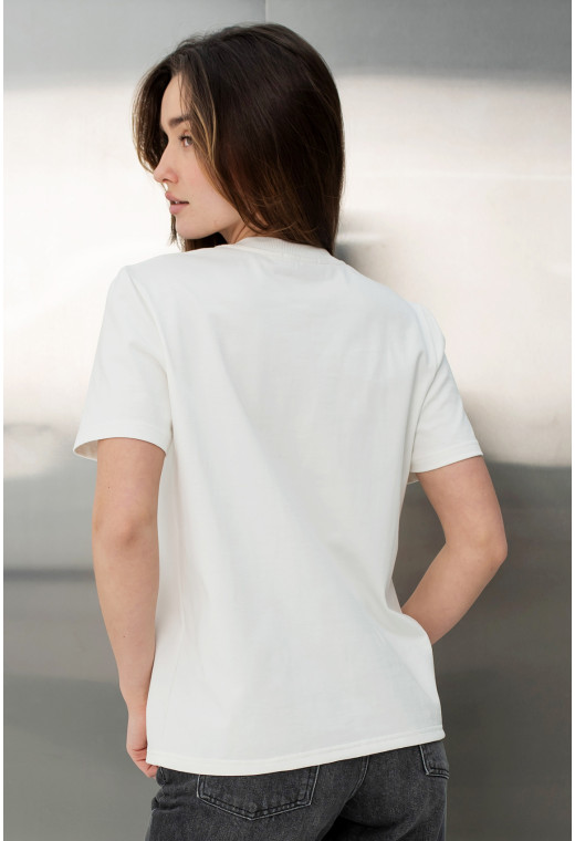 Молочна футболка з вишивкою Secret — 716090. Maritel. Зображення 2 Молочна футболка з вишивкою Secret — 716090. Maritel. Зображення 2