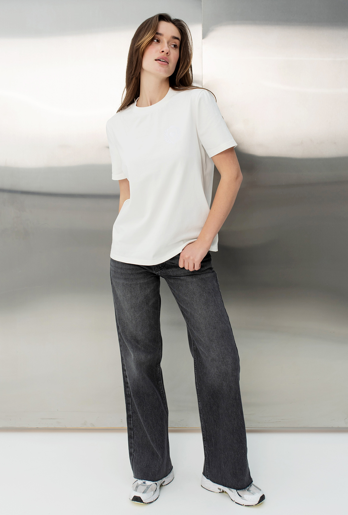 Молочна футболка з вишивкою Secret — 716090. Maritel. Зображення 4 Молочна футболка з вишивкою Secret — 716090. Maritel. Зображення 4