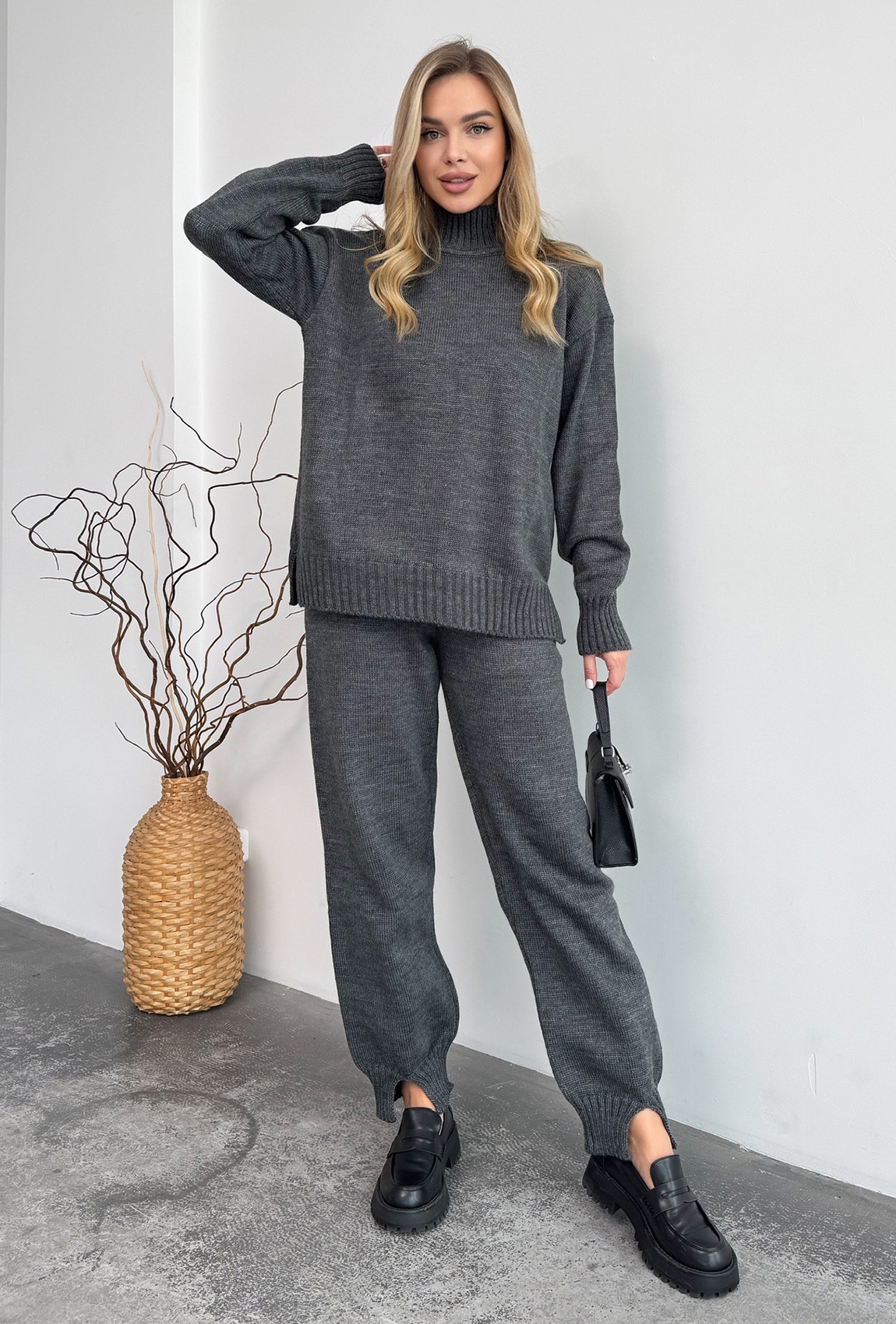 Сірий в'язаний костюм з розрізами —  291022. Maritel