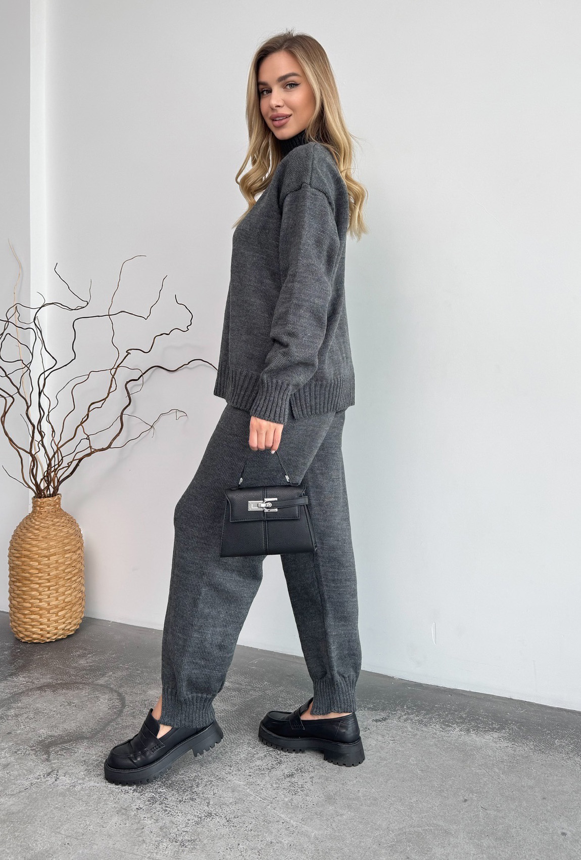 Сірий в'язаний костюм з розрізами —  291022. Maritel. Зображення 1