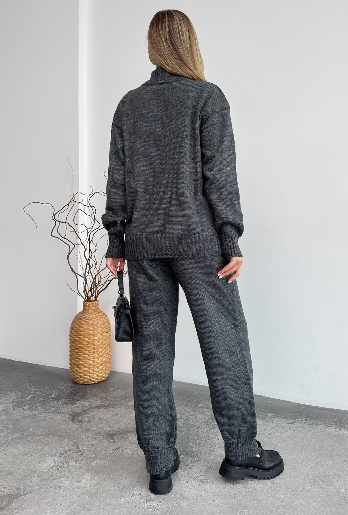 Сірий в'язаний костюм з розрізами —  291022. Maritel. Зображення 2