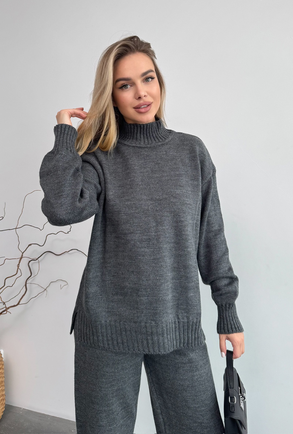 Сірий в'язаний костюм з розрізами —  291022. Maritel. Зображення 3