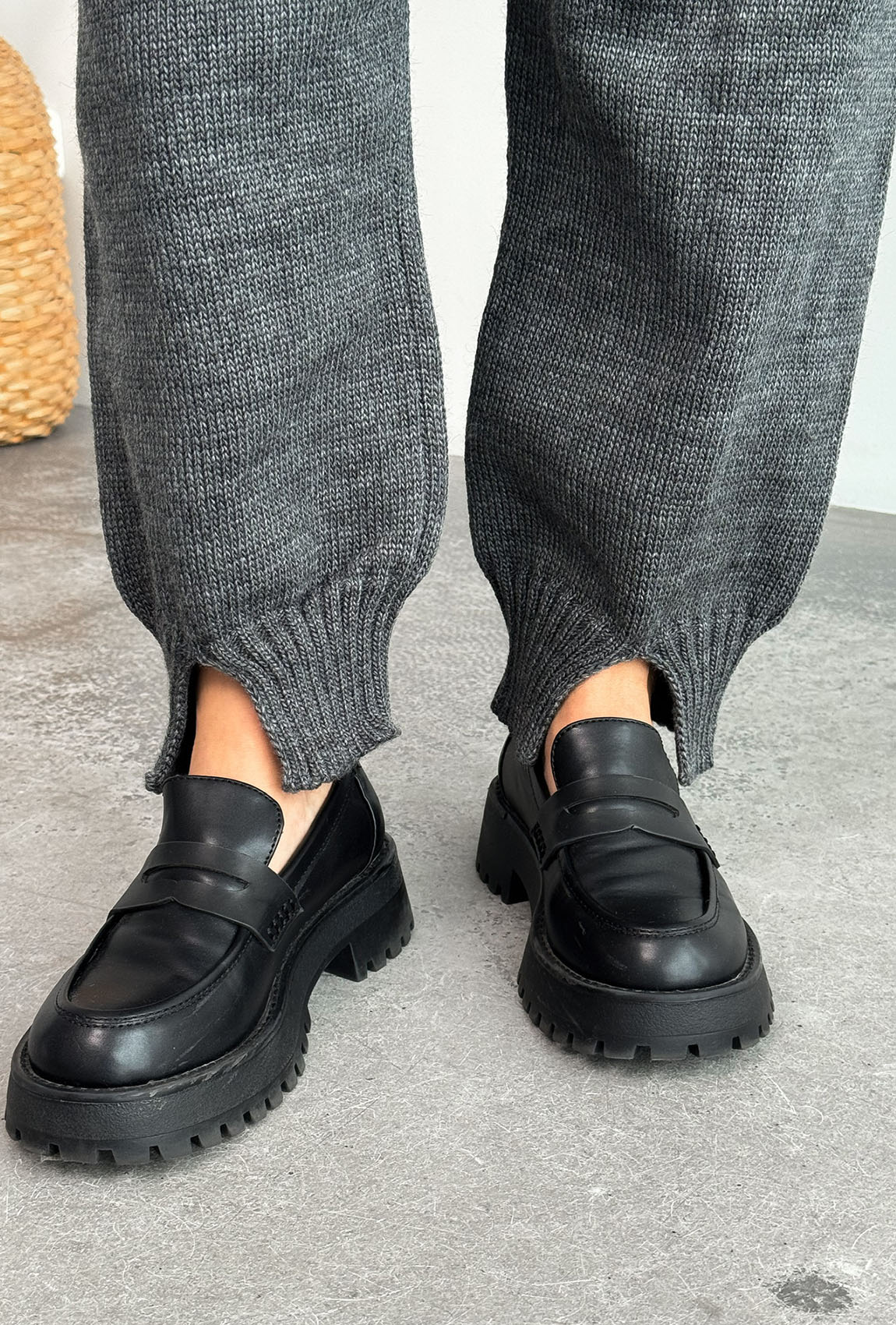 Сірий в'язаний костюм з розрізами —  291022. Maritel. Зображення 5