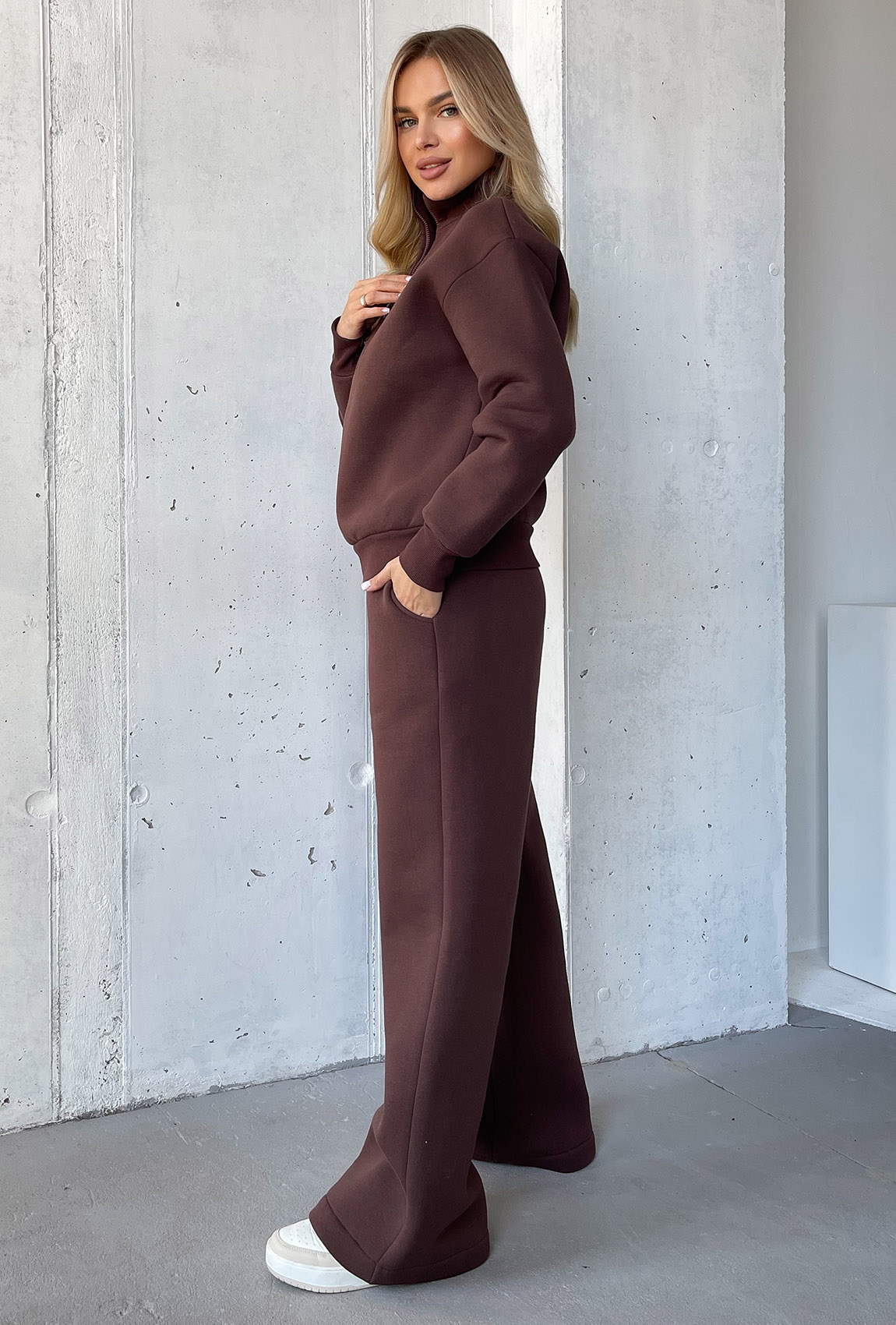Шоколадный костюм футер со стойкой — 527329. Maritel. Изображенние 1 Шоколадный костюм футер со стойкой — 527329. Maritel. Изображенние 1