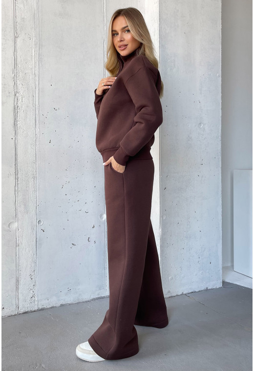 Шоколадный костюм футер со стойкой — 527329. Maritel. Изображенние 1 Шоколадный костюм футер со стойкой — 527329. Maritel. Изображенние 1