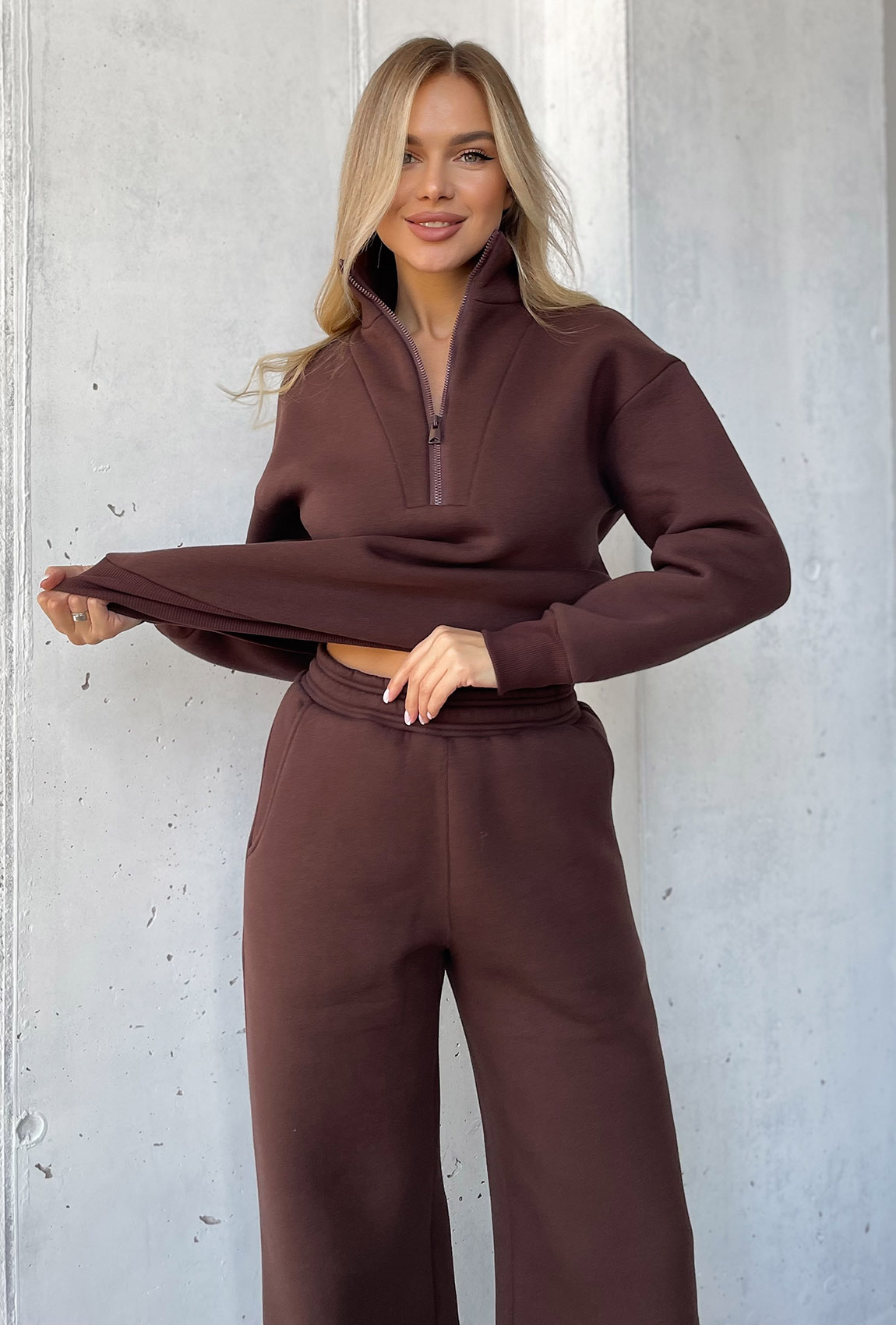 Шоколадный костюм футер со стойкой — 527329. Maritel. Изображенние 3 Шоколадный костюм футер со стойкой — 527329. Maritel. Изображенние 3