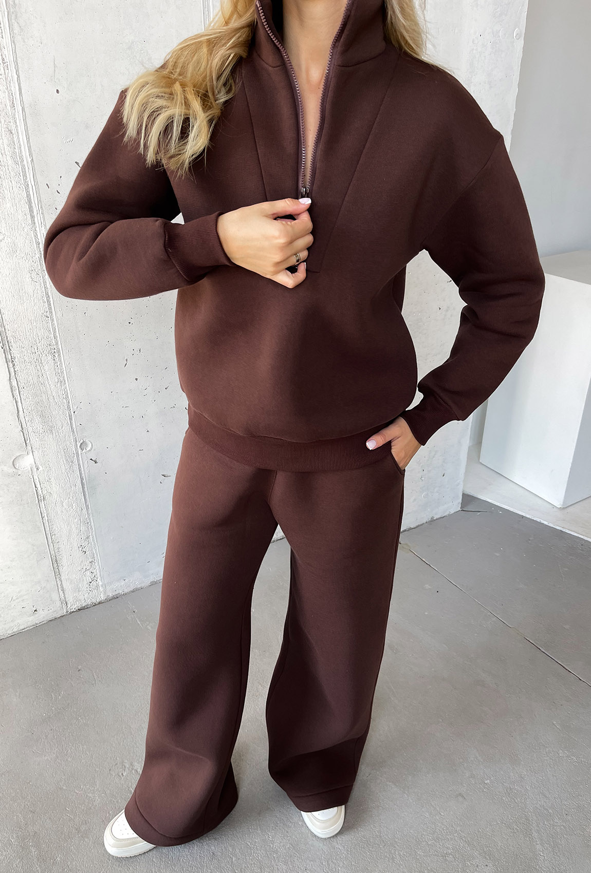 Шоколадный костюм футер со стойкой — 527329. Maritel. Изображенние 4 Шоколадный костюм футер со стойкой — 527329. Maritel. Изображенние 4