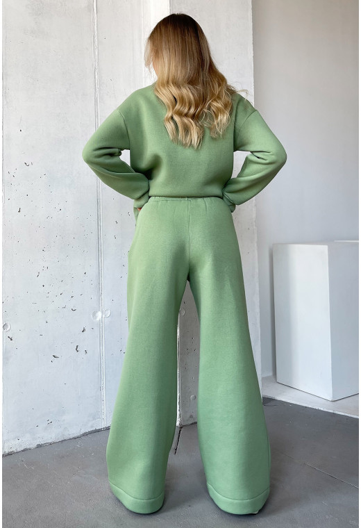 Оливковый костюм футер со стойкой — 701696. Maritel. Изображенние 2 Оливковый костюм футер со стойкой — 701696. Maritel. Изображенние 2