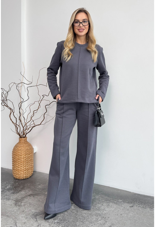 Графитовый костюм лакоста с начесом — 503253. Maritel. Изображенние 3 Графитовый костюм лакоста с начесом — 503253. Maritel. Изображенние 3