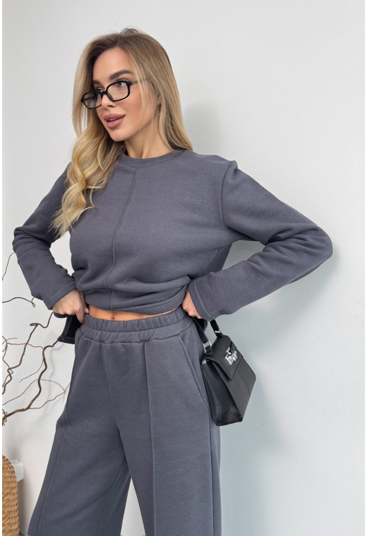 Графитовый костюм лакоста с начесом — 503253. Maritel. Изображенние 5 Графитовый костюм лакоста с начесом — 503253. Maritel. Изображенние 5