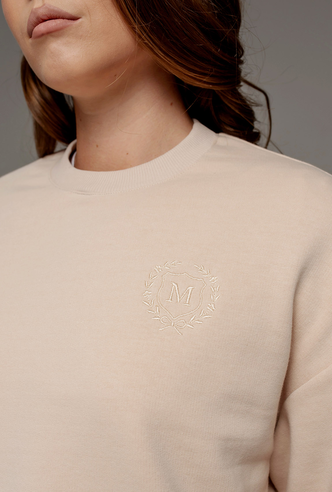 Бежевый костюм петля с затяжками —  180862. Maritel. Изображенние 3