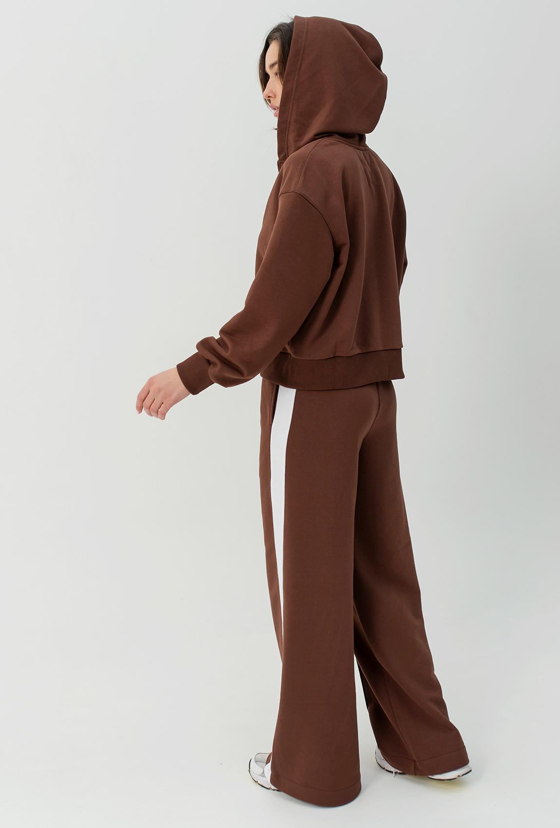 Шоколадный костюм петля с лампасами — 941786. Maritel. Изображенние 1 Шоколадный костюм петля с лампасами — 941786. Maritel. Изображенние 1