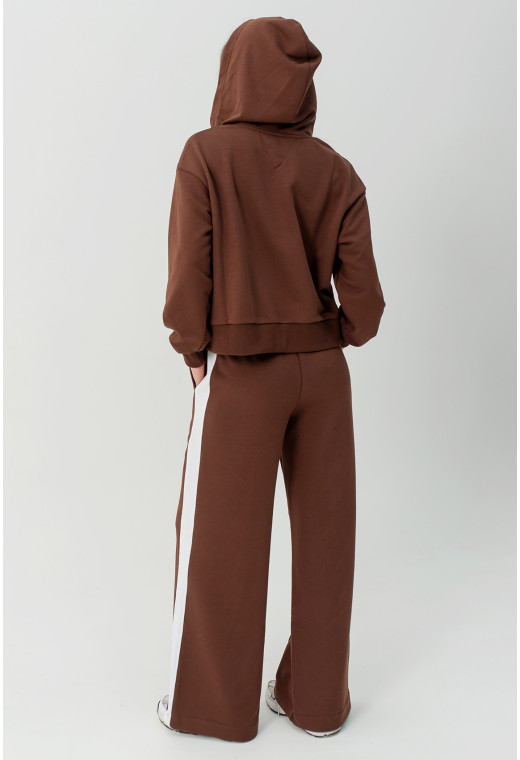 Шоколадный костюм петля с лампасами — 941786. Maritel. Изображенние 2 Шоколадный костюм петля с лампасами — 941786. Maritel. Изображенние 2