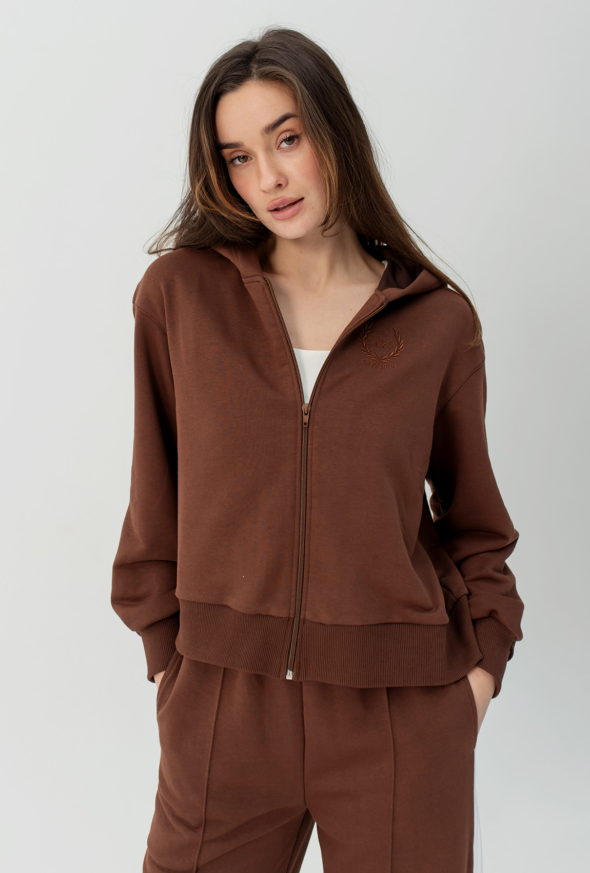 Шоколадный костюм петля с лампасами — 941786. Maritel. Изображенние 3 Шоколадный костюм петля с лампасами — 941786. Maritel. Изображенние 3