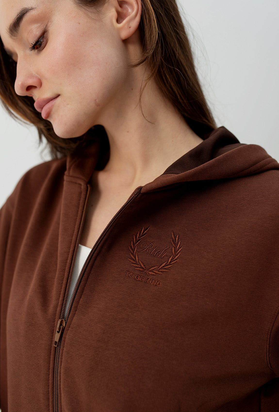 Шоколадный костюм петля с лампасами — 941786. Maritel. Изображенние 4 Шоколадный костюм петля с лампасами — 941786. Maritel. Изображенние 4