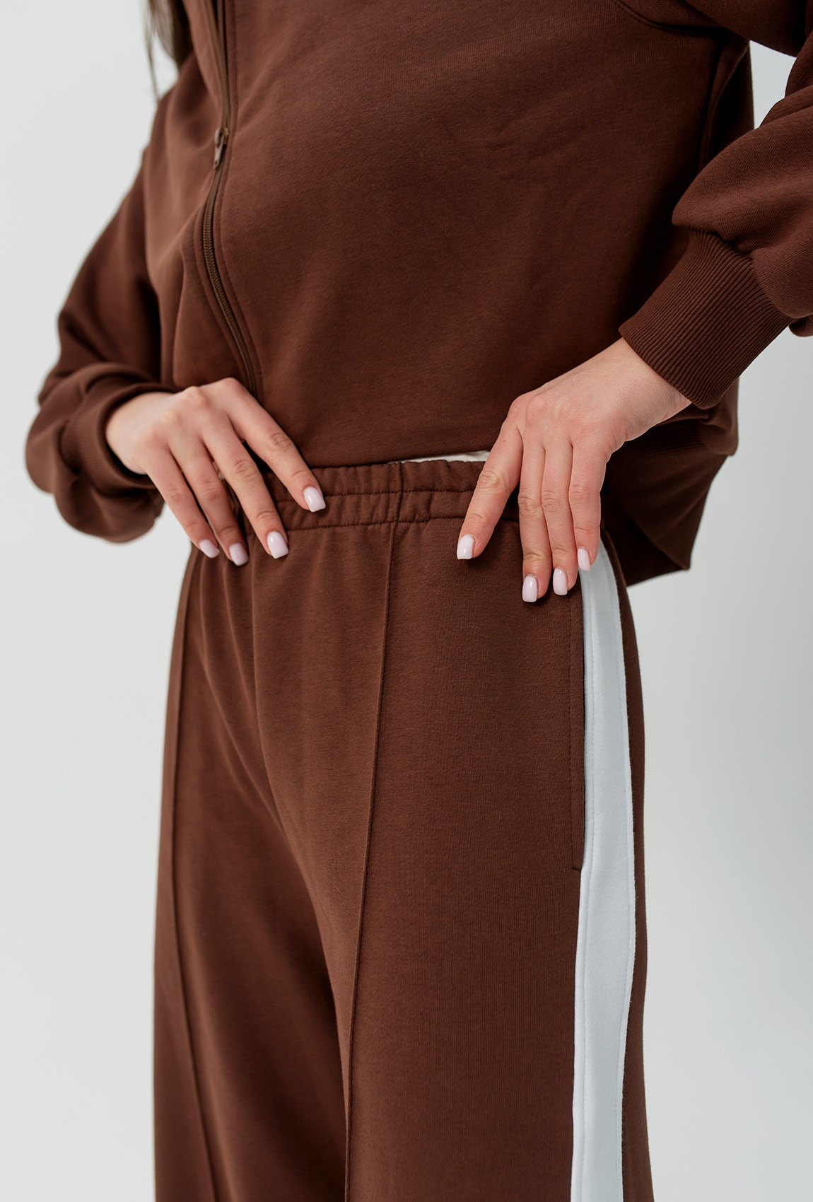 Шоколадный костюм петля с лампасами — 941786. Maritel. Изображенние 5 Шоколадный костюм петля с лампасами — 941786. Maritel. Изображенние 5