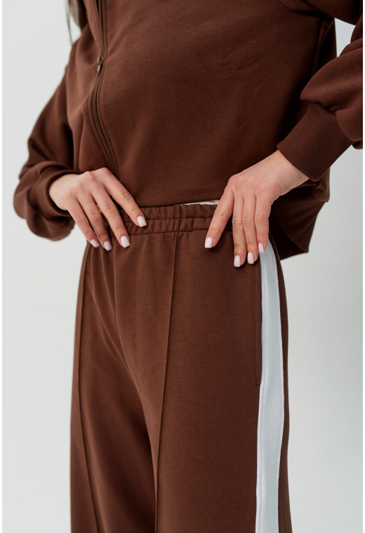 Шоколадный костюм петля с лампасами — 941786. Maritel. Изображенние 5 Шоколадный костюм петля с лампасами — 941786. Maritel. Изображенние 5