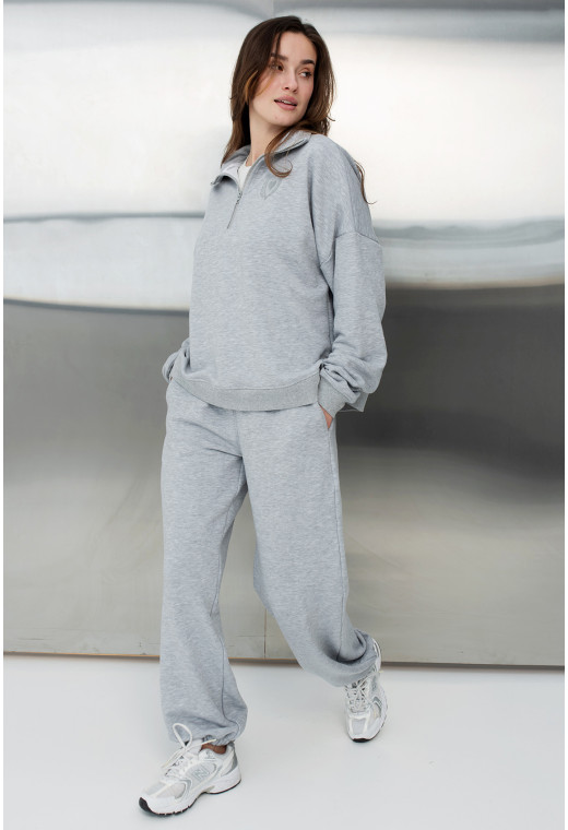 Серый костюм петля с вышивкой — 353025. Maritel. Изображенние 1 Серый костюм петля с вышивкой — 353025. Maritel. Изображенние 1