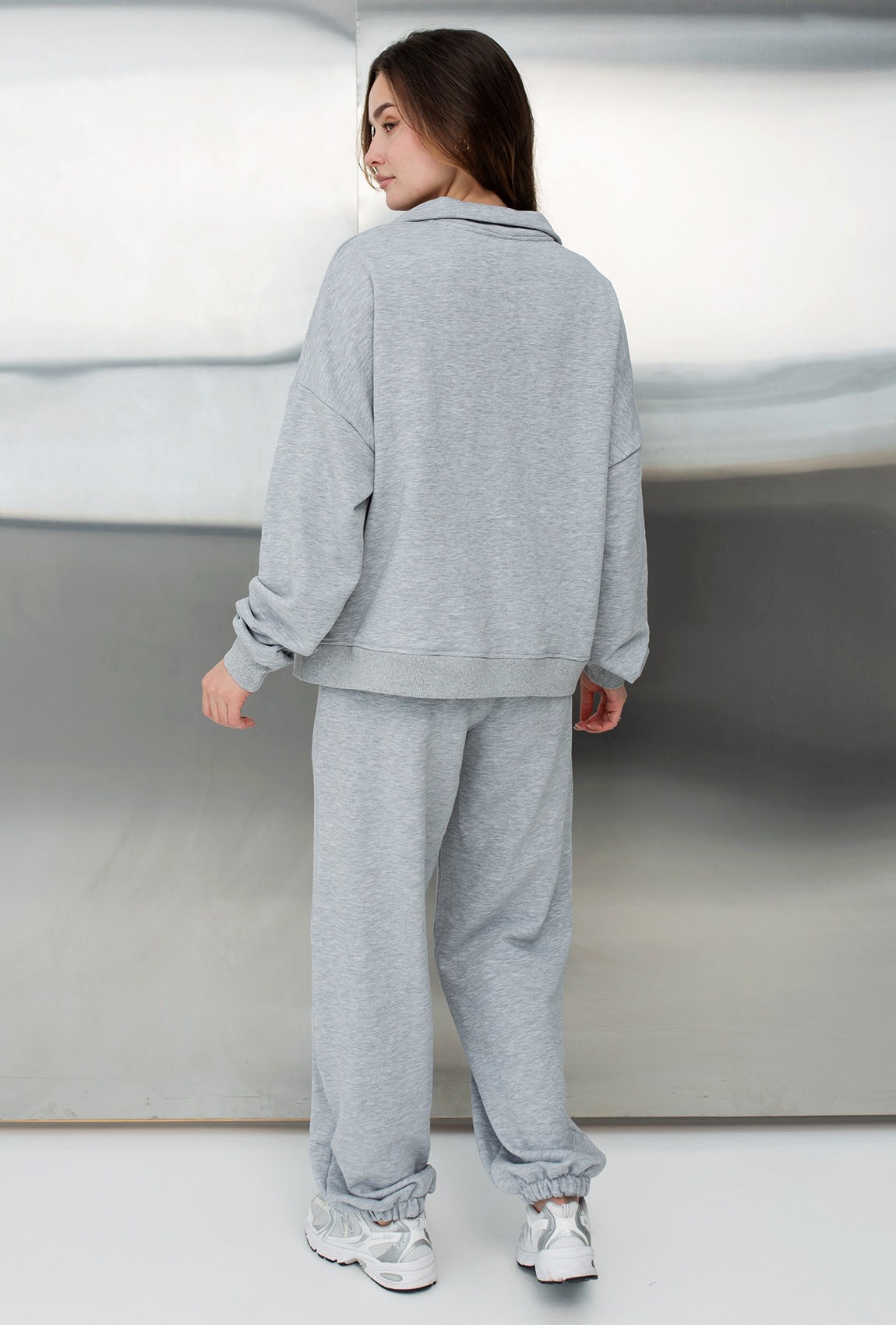 Серый костюм петля с вышивкой — 353025. Maritel. Изображенние 2 Серый костюм петля с вышивкой — 353025. Maritel. Изображенние 2