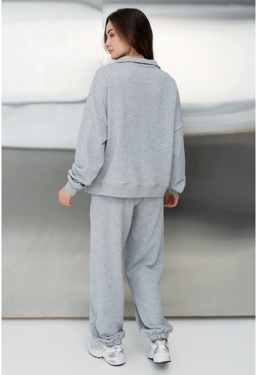 Серый костюм петля с вышивкой — 353025. Maritel. Изображенние 2 Серый костюм петля с вышивкой — 353025. Maritel. Изображенние 2