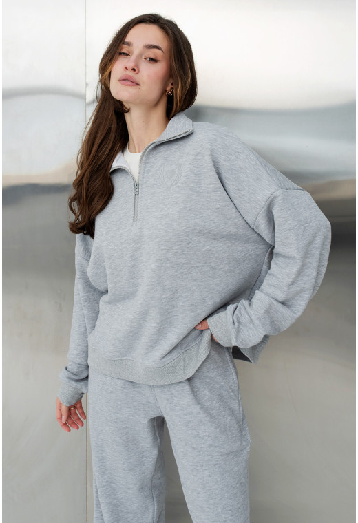 Серый костюм петля с вышивкой — 353025. Maritel. Изображенние 3 Серый костюм петля с вышивкой — 353025. Maritel. Изображенние 3