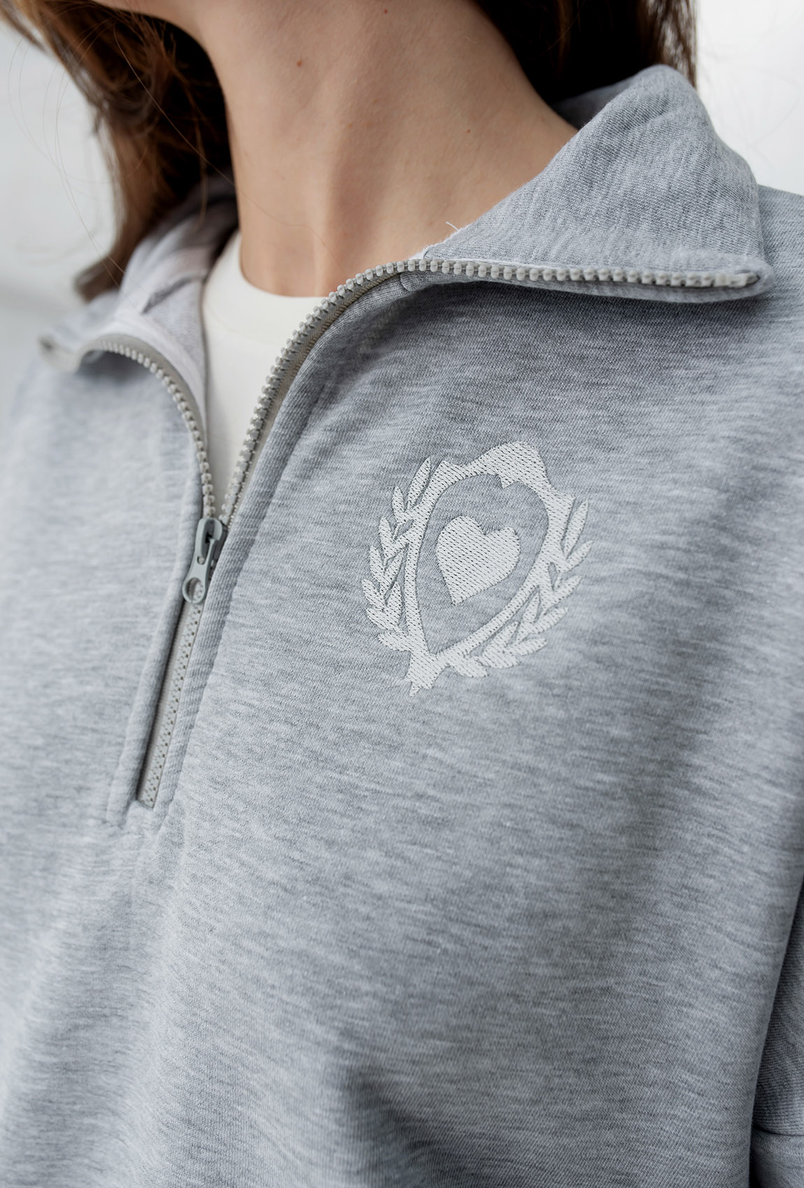 Серый костюм петля с вышивкой — 353025. Maritel. Изображенние 4 Серый костюм петля с вышивкой — 353025. Maritel. Изображенние 4