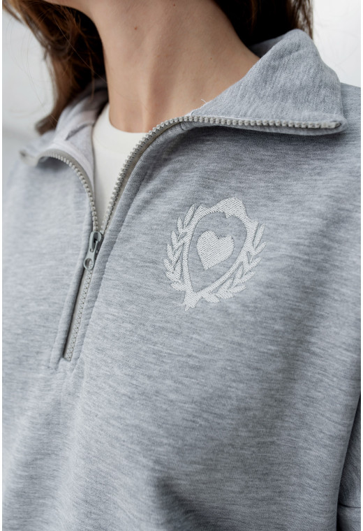 Серый костюм петля с вышивкой — 353025. Maritel. Изображенние 4 Серый костюм петля с вышивкой — 353025. Maritel. Изображенние 4