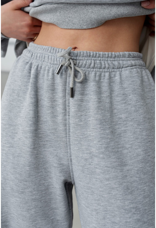 Серый костюм петля с вышивкой — 353025. Maritel. Изображенние 5 Серый костюм петля с вышивкой — 353025. Maritel. Изображенние 5