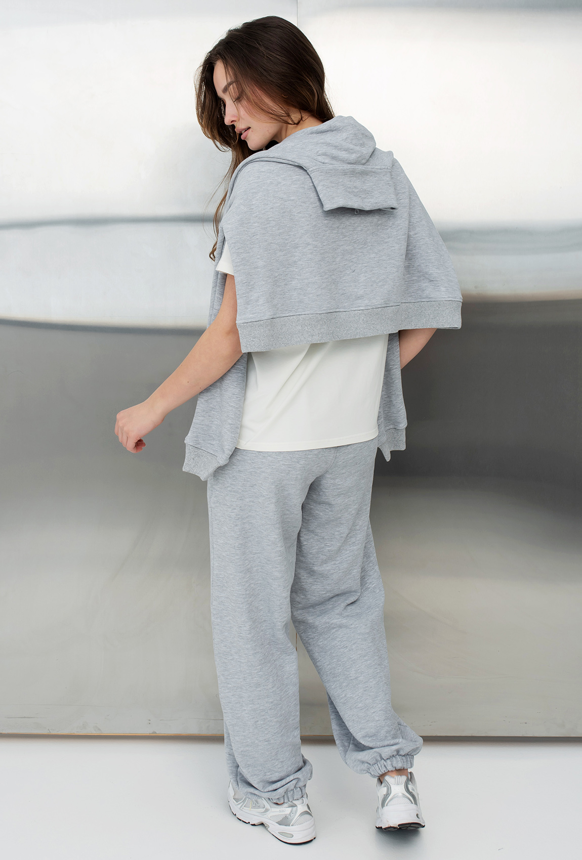 Серый костюм петля с вышивкой — 353025. Maritel. Изображенние 8 Серый костюм петля с вышивкой — 353025. Maritel. Изображенние 8