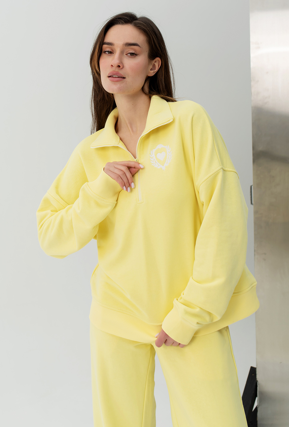 Жовтий костюм петля з вишивкою —  101697. Maritel. Зображення 3