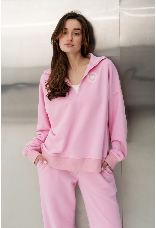 Розовый костюм петля с вышивкой — 488570. Maritel. Изображенние 3 Розовый костюм петля с вышивкой — 488570. Maritel. Изображенние 3