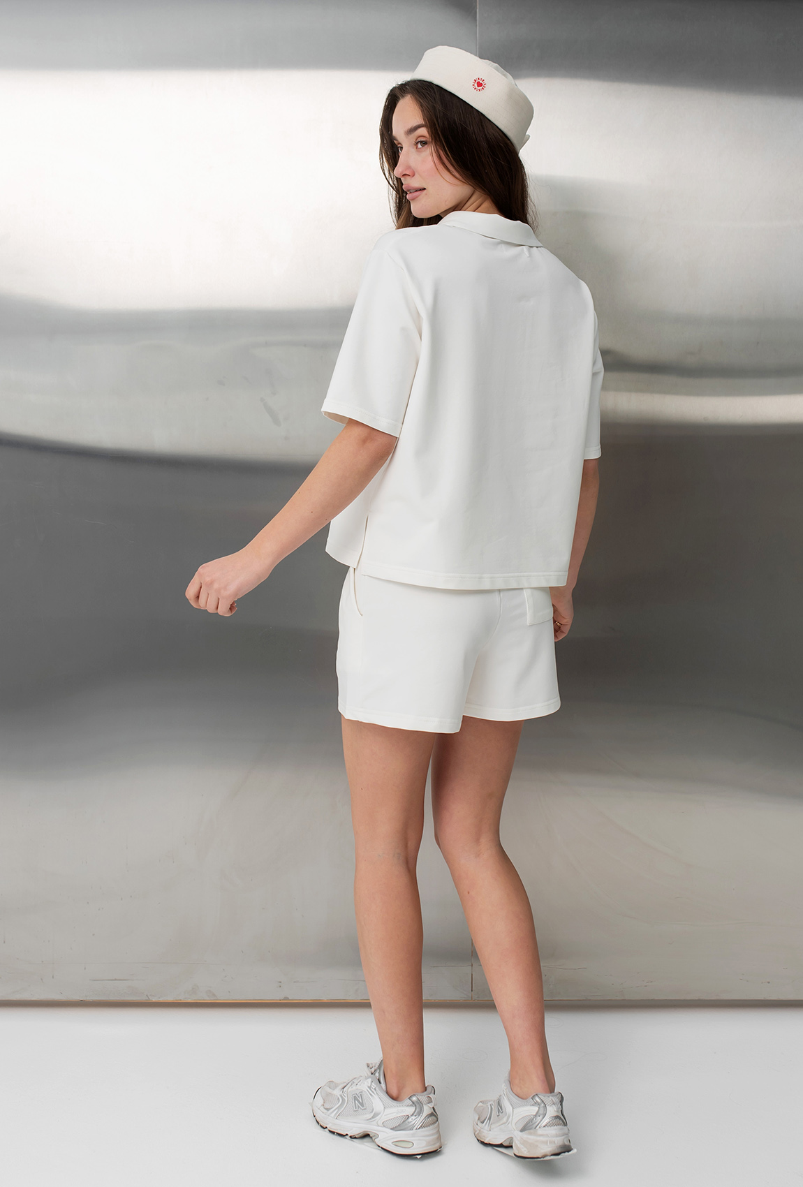 Молочный костюм поло с шортами —  539251. Maritel. Изображенние 1