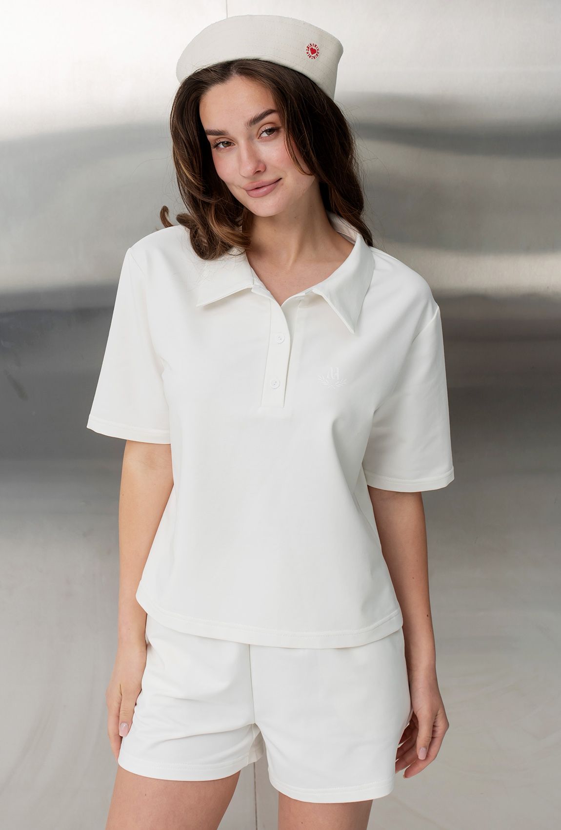 Молочный костюм поло с шортами —  539251. Maritel. Изображенние 2