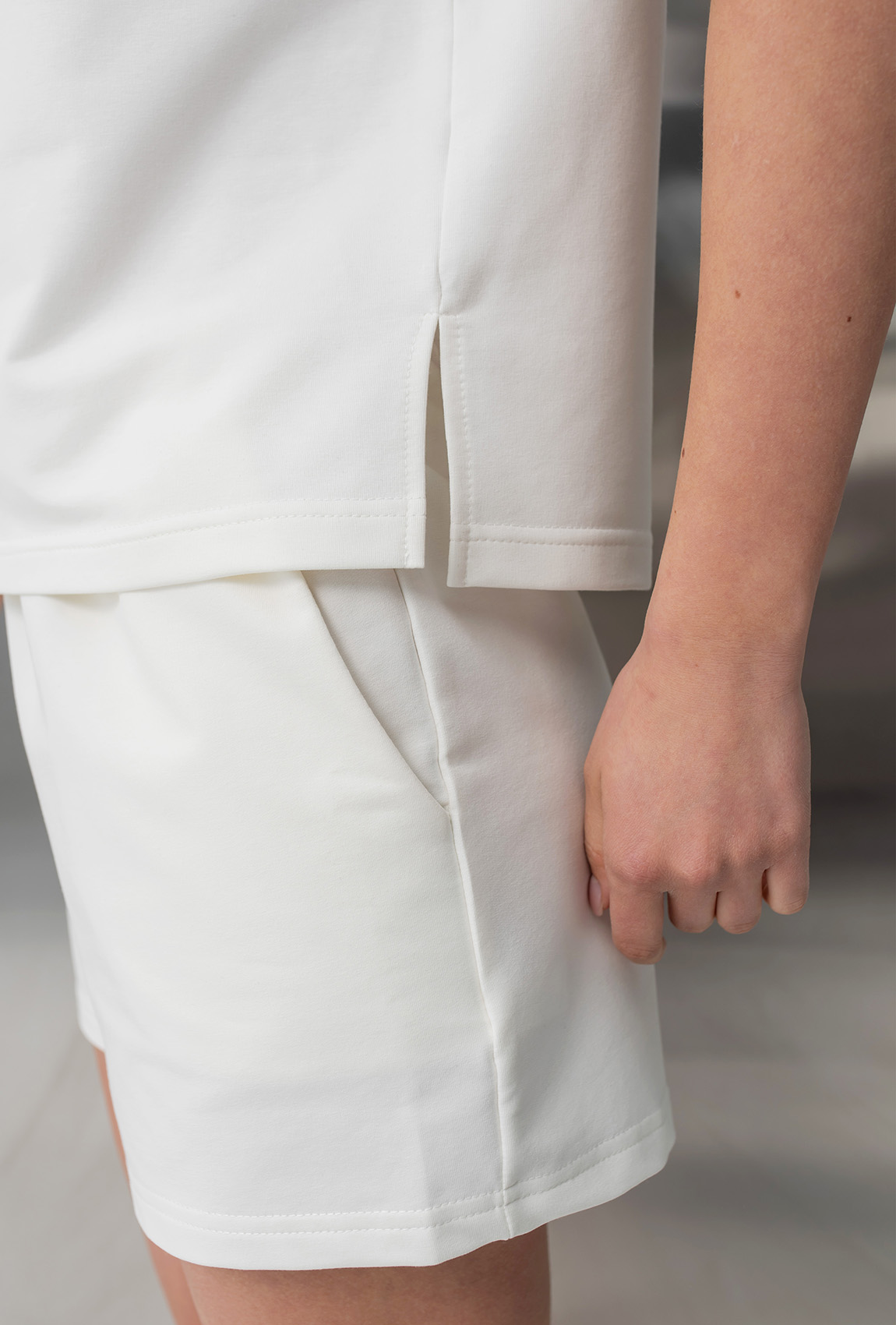 Молочный костюм поло с шортами —  539251. Maritel. Изображенние 4