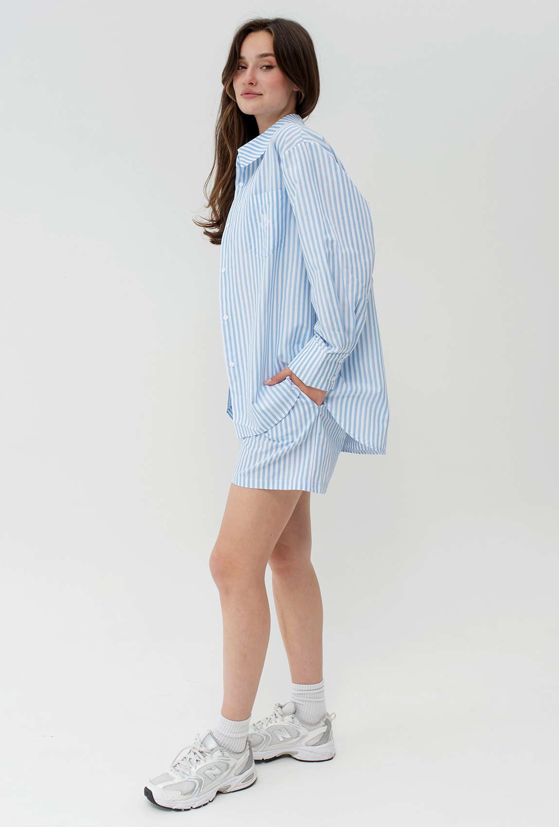 Бело-голубой костюм в полоску с шортами —  574035. Maritel. Изображенние 1